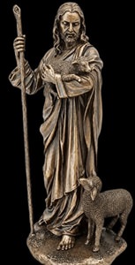 Religiøs figur som julegaveide placeret i en julekrybbe